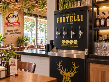 Visualização de uma chopeira Fratelli de quatro vias no ambiente da Cozinha do João
